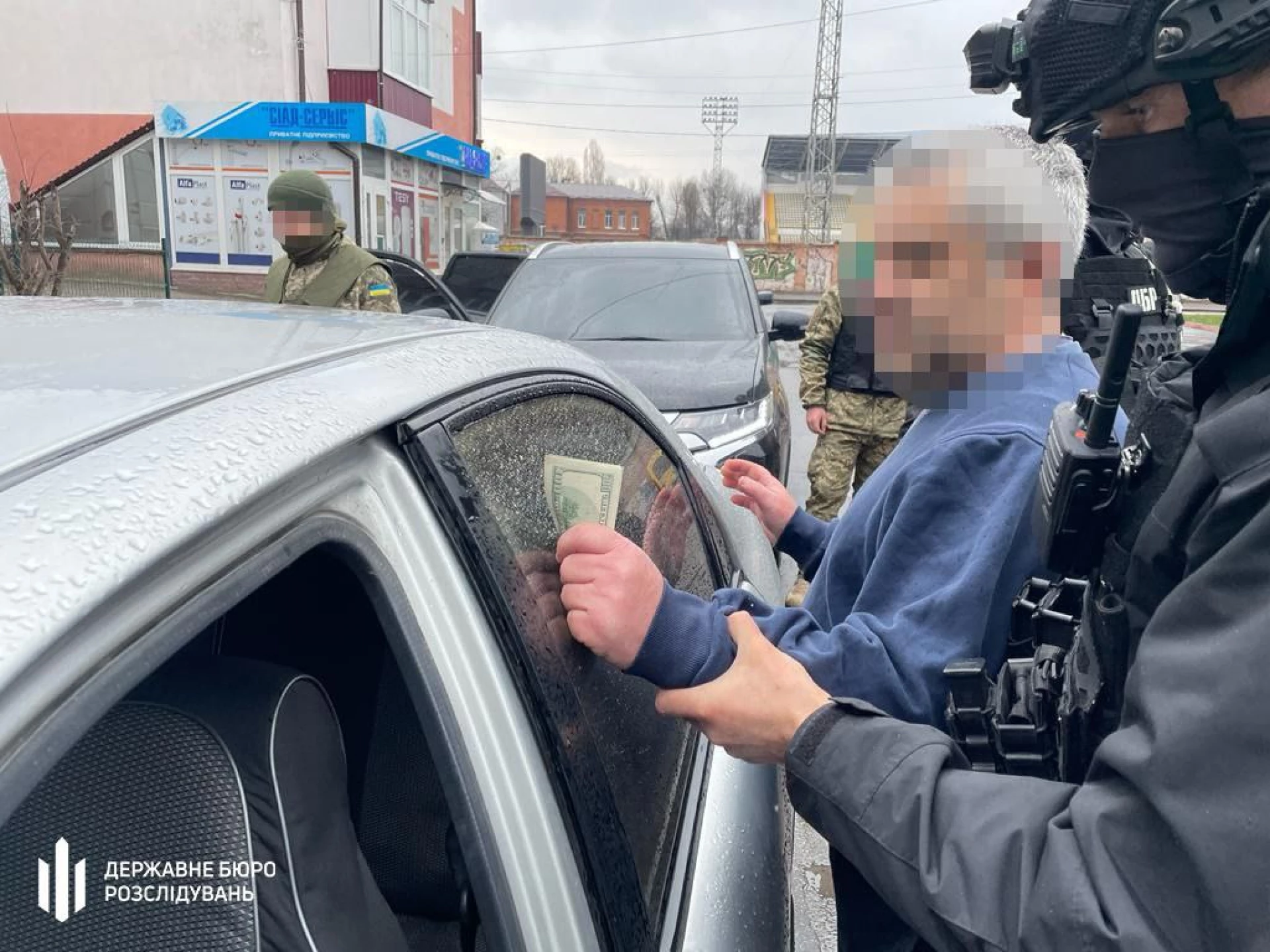 У Хмельницькому військові допомагали тікати чоловіка за кордон. Відео