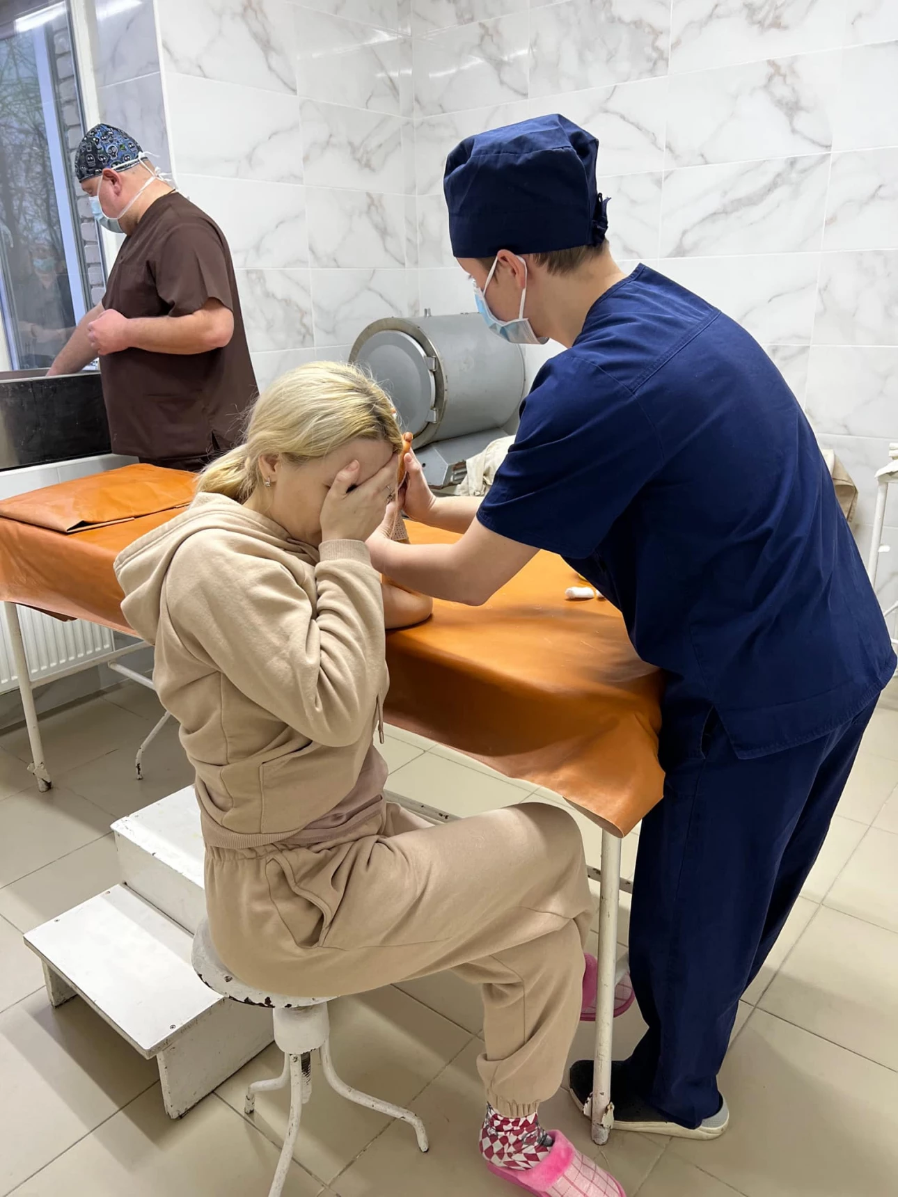 Жінка з пораненням врятувала двох маленьких дітей під час обстрілу авто. Три людини загинули