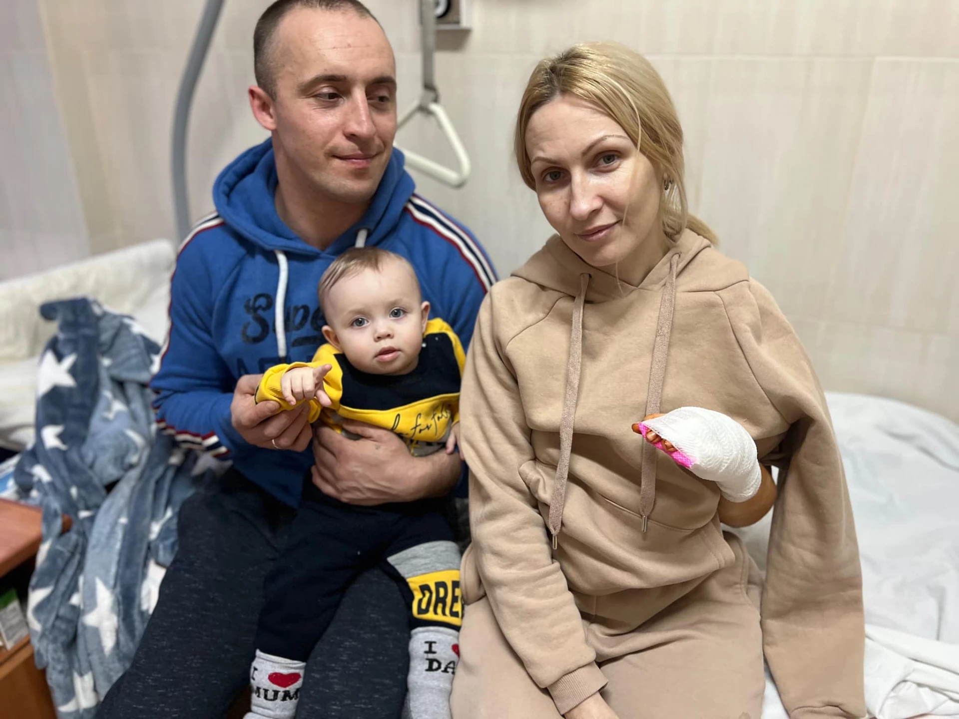 Жінка з пораненням врятувала двох маленьких дітей під час обстрілу авто. Три людини загинули