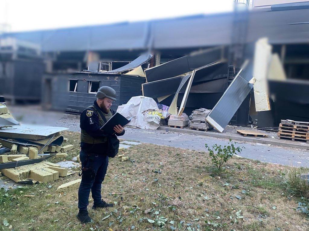 На Київщині уламки від ракет пошкодили будівлі та знищили техніку - фото 3
