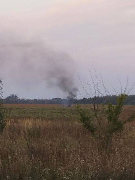 На Київщині уламки від ракет пошкодили будівлі та знищили техніку - фото 2
