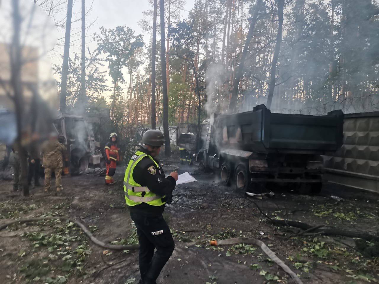 На Київщині уламки від ракет пошкодили будівлі та знищили техніку