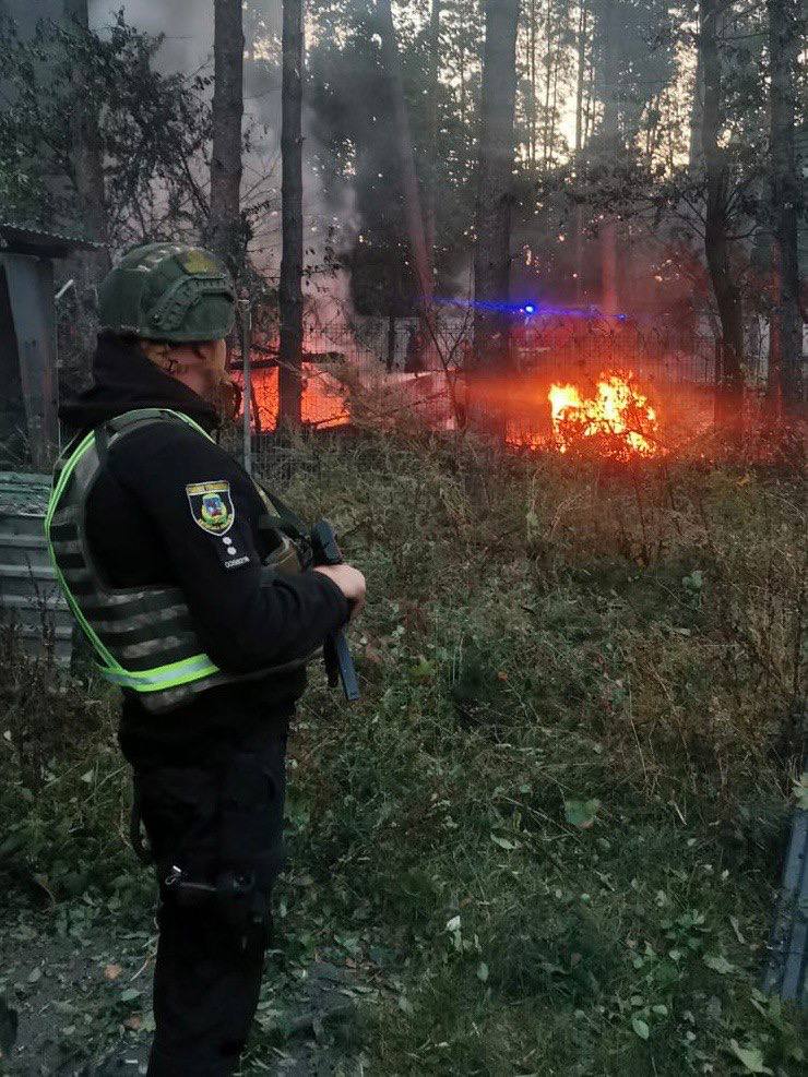 На Київщині уламки від ракет пошкодили будівлі та знищили техніку - фото 4