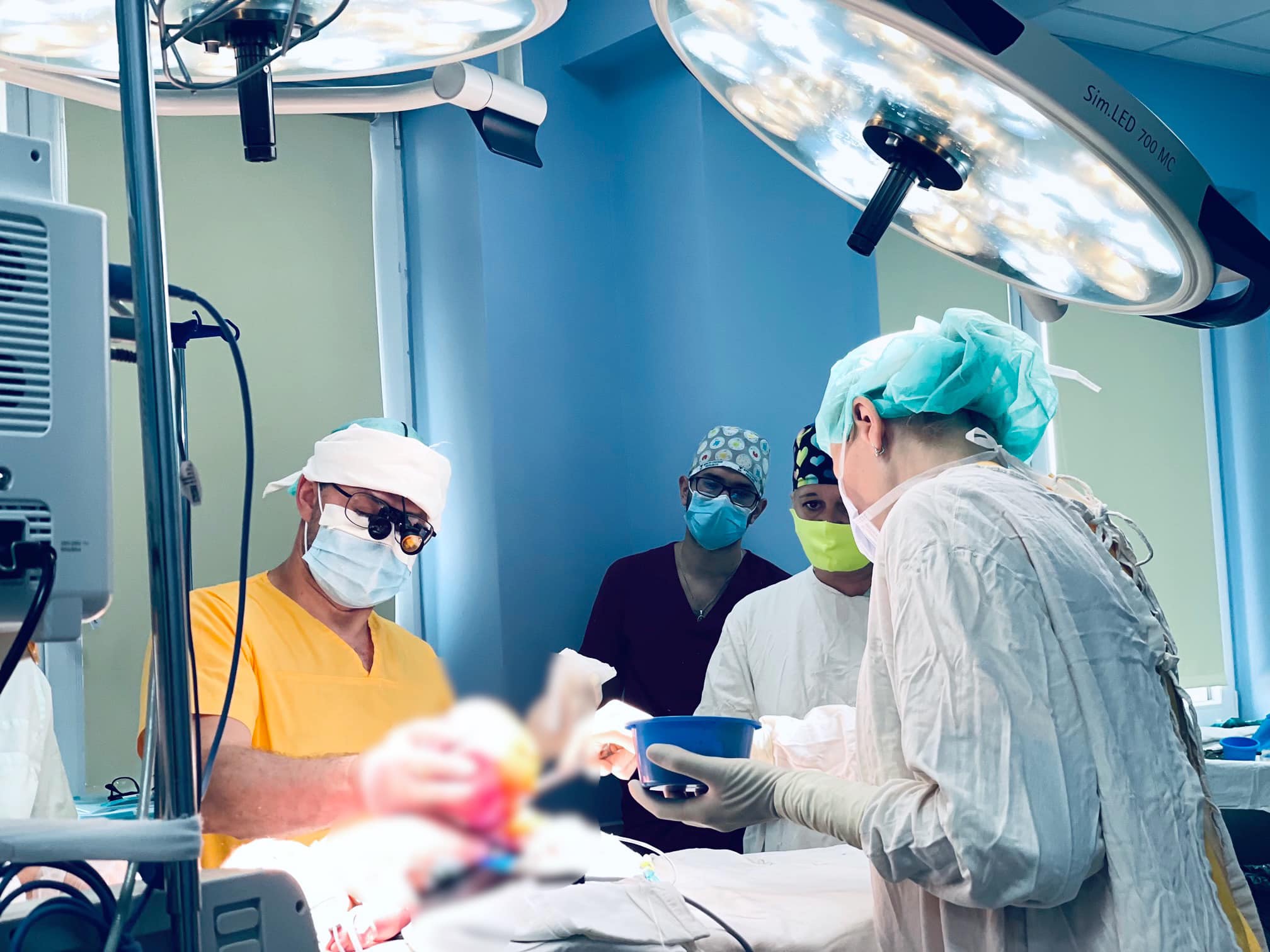 Львівські хірурги врятували немовля, яке народилось з пухлиною в 1 кілограм