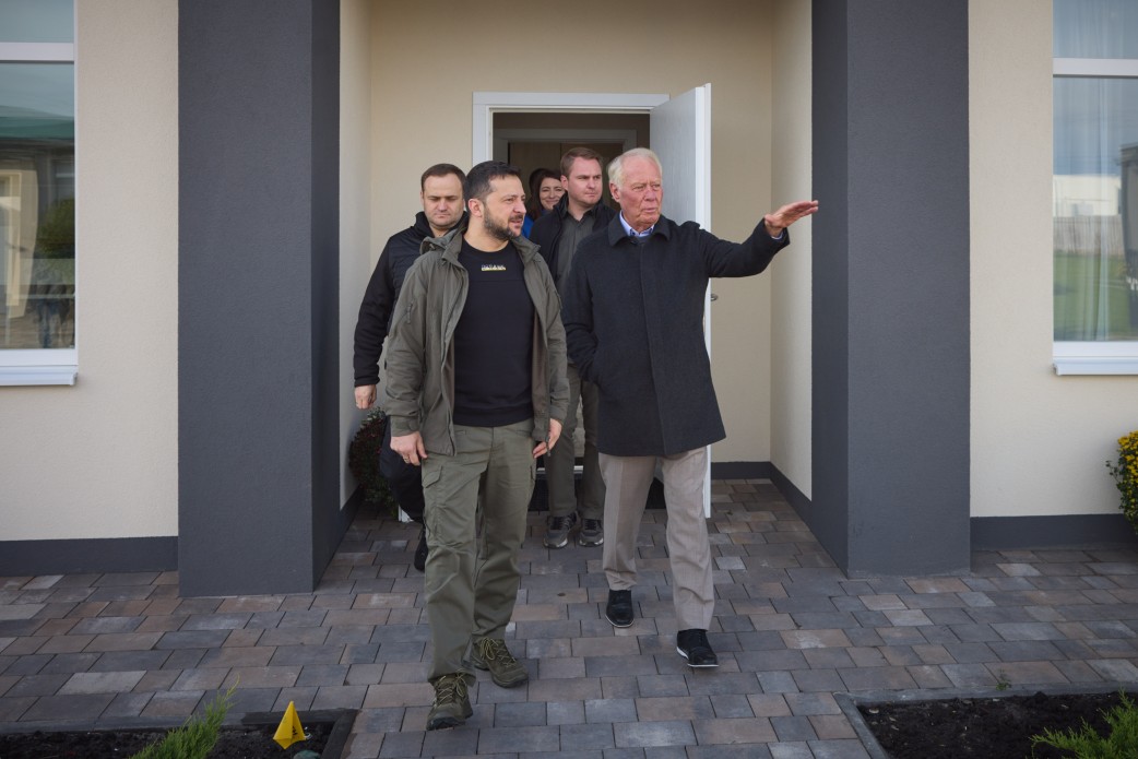 Зеленський на Київщині подивився, яке житло будують для людей, що втратили свої домівки. Фото