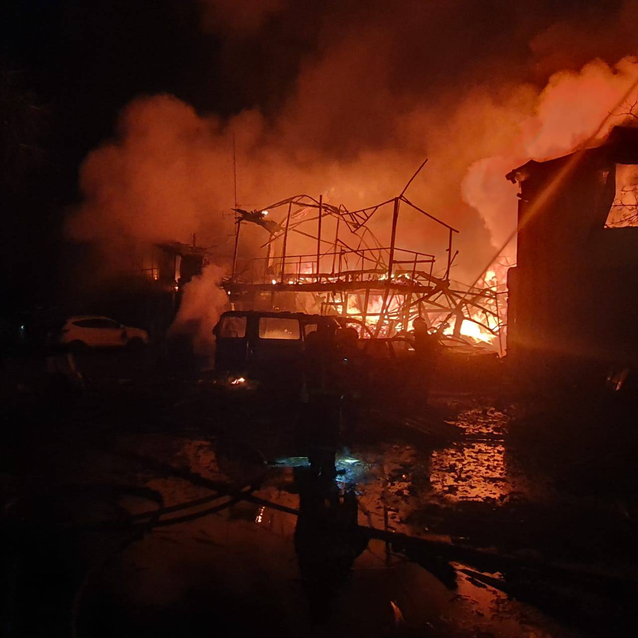 Обстріл Харкова: зруйнована будівля коледжу та знищені автомобілі