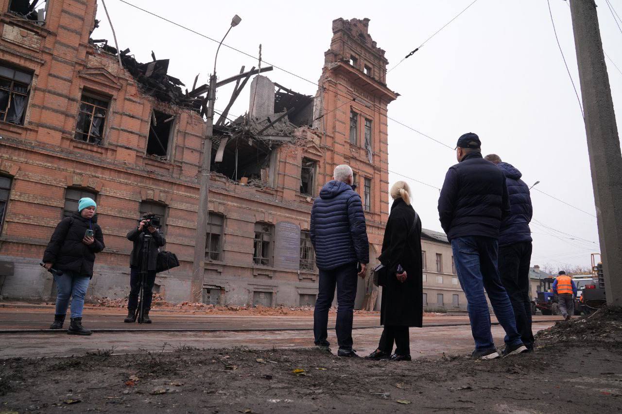 Обстріл Харкова: зруйнована будівля коледжу та знищені автомобілі - фото 5