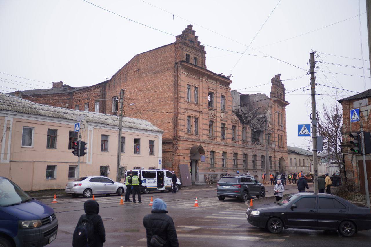 Обстріл Харкова: зруйнована будівля коледжу та знищені автомобілі - фото 6