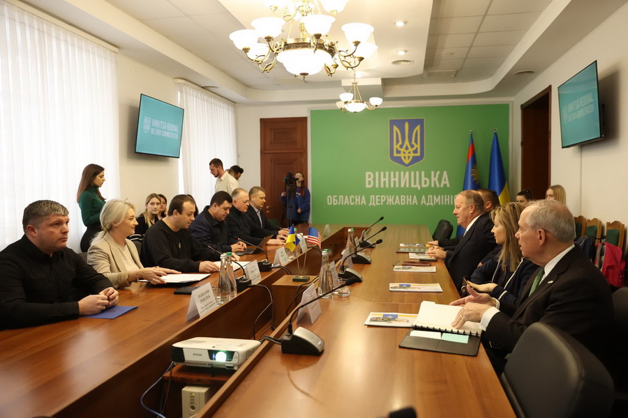 Борзов передав книгу про Голодомор на Вінниччині екс-главі адміністрації президента США Джеймсу Бейкеру - фото 4