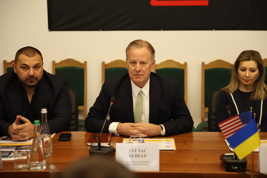 Борзов передав книгу про Голодомор на Вінниччині екс-главі адміністрації президента США Джеймсу Бейкеру - фото 6