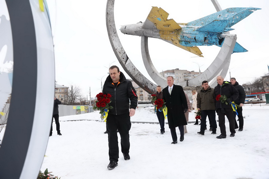 Борзов передав книгу про Голодомор на Вінниччині екс-главі адміністрації президента США Джеймсу Бейкеру - фото 9