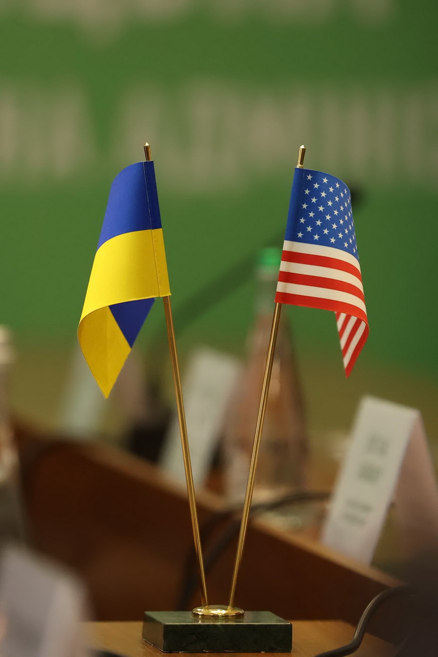 Борзов передав книгу про Голодомор на Вінниччині екс-главі адміністрації президента США Джеймсу Бейкеру - фото 7