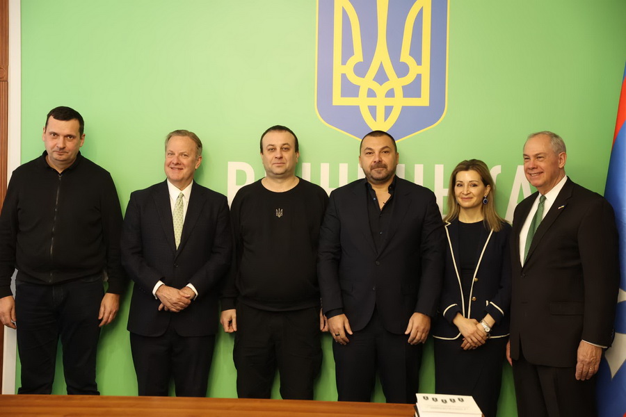 Борзов передав книгу про Голодомор на Вінниччині екс-главі адміністрації президента США Джеймсу Бейкеру - фото 8