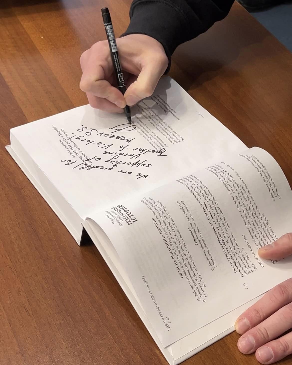 Борзов передав книгу про Голодомор на Вінниччині екс-главі адміністрації президента США Джеймсу Бейкеру