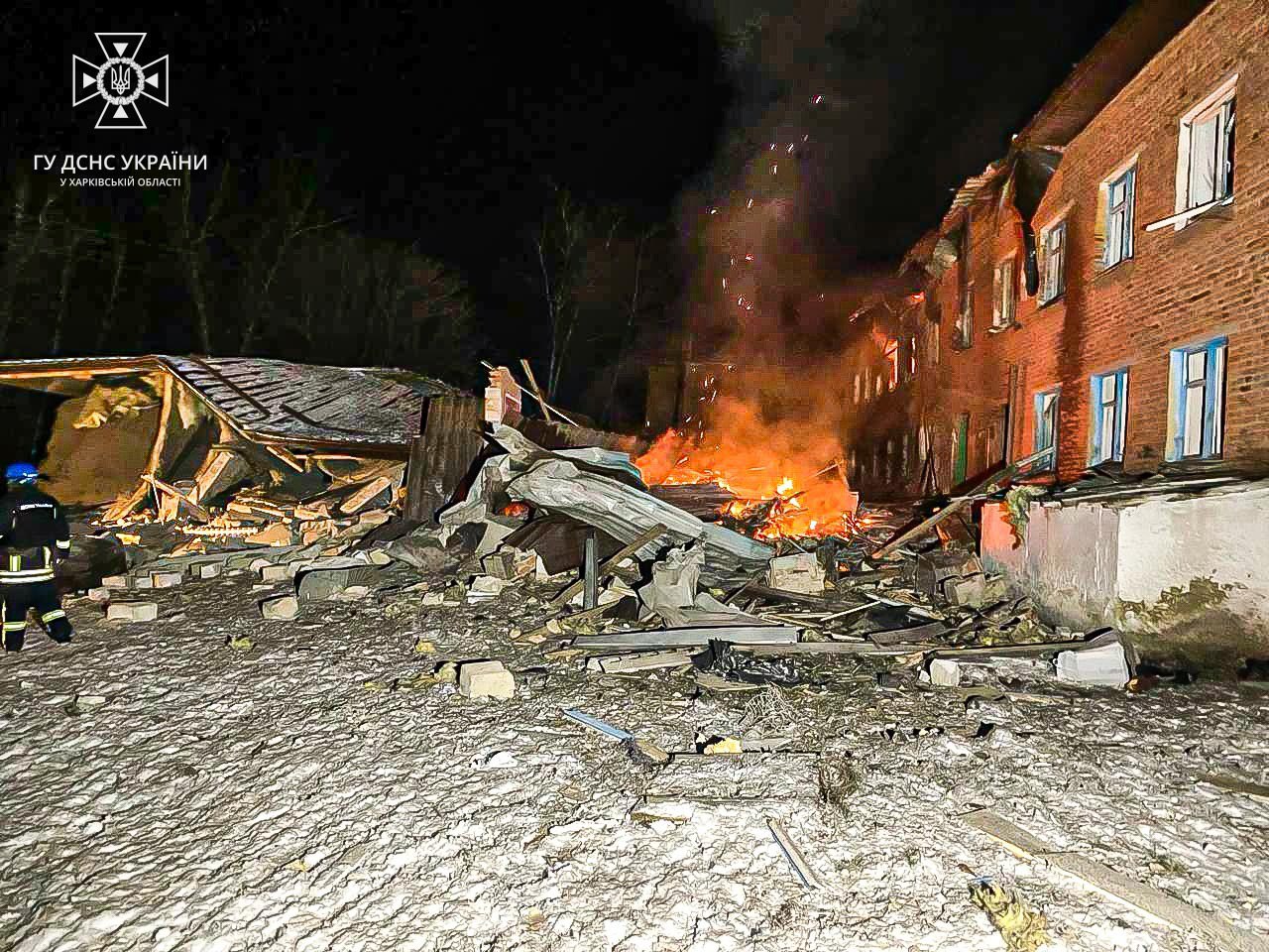 На Харківщині дрони зруйнували кафе, горіла будівля моргу - фото 4