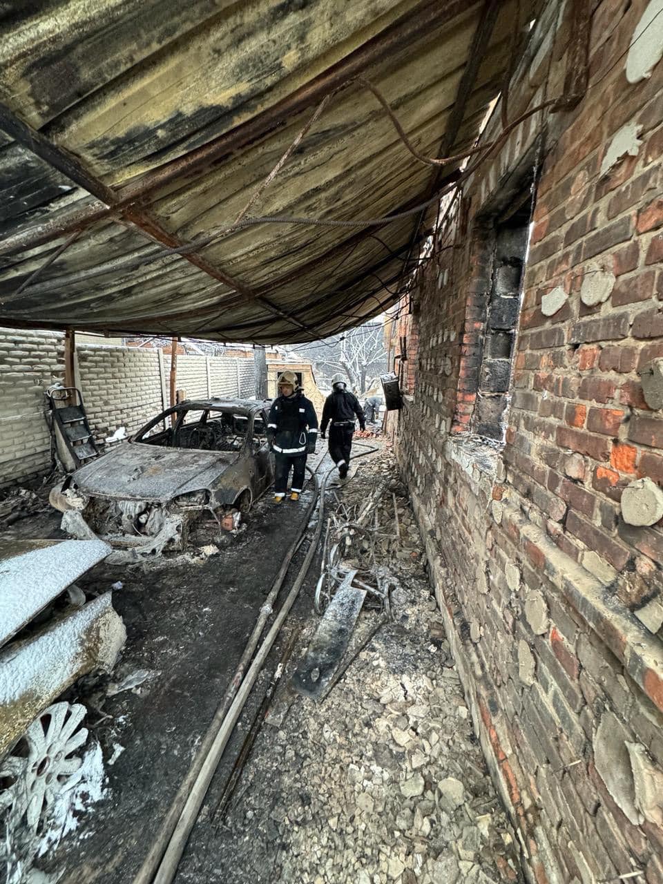 Сім’я стала заручниками вогню – у Харкові паливо змішалося зі снігом та підпалило будинки - фото 2