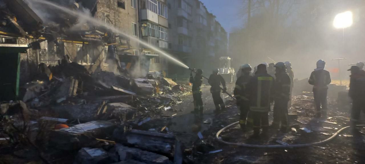 Дрон влетів у п’ятиповерхівку в Сумах, під завалами шукають 3 людей. Відео - фото 3