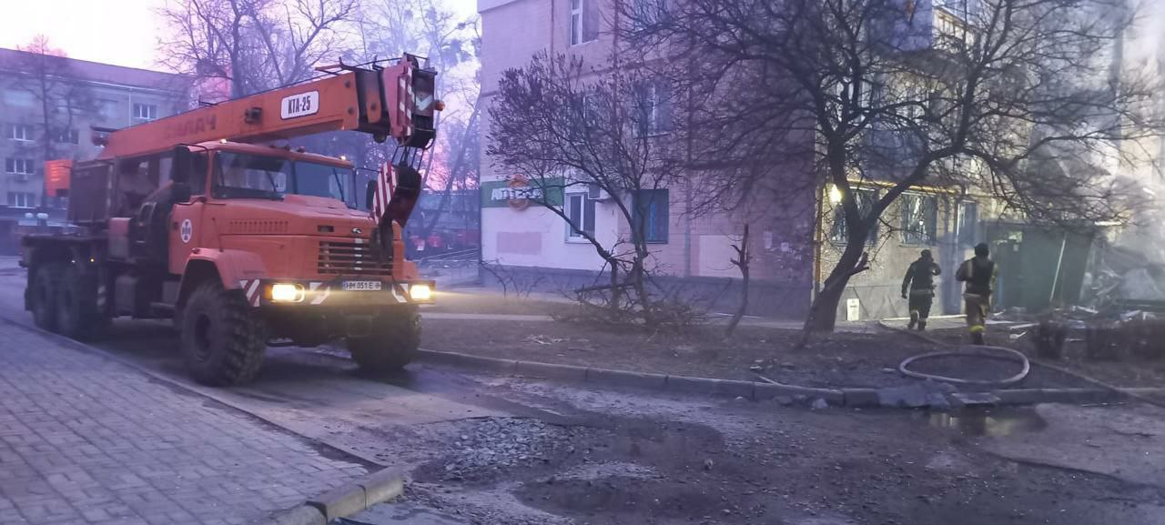 Дрон влетів у п’ятиповерхівку в Сумах, під завалами шукають 3 людей. Відео - фото 4