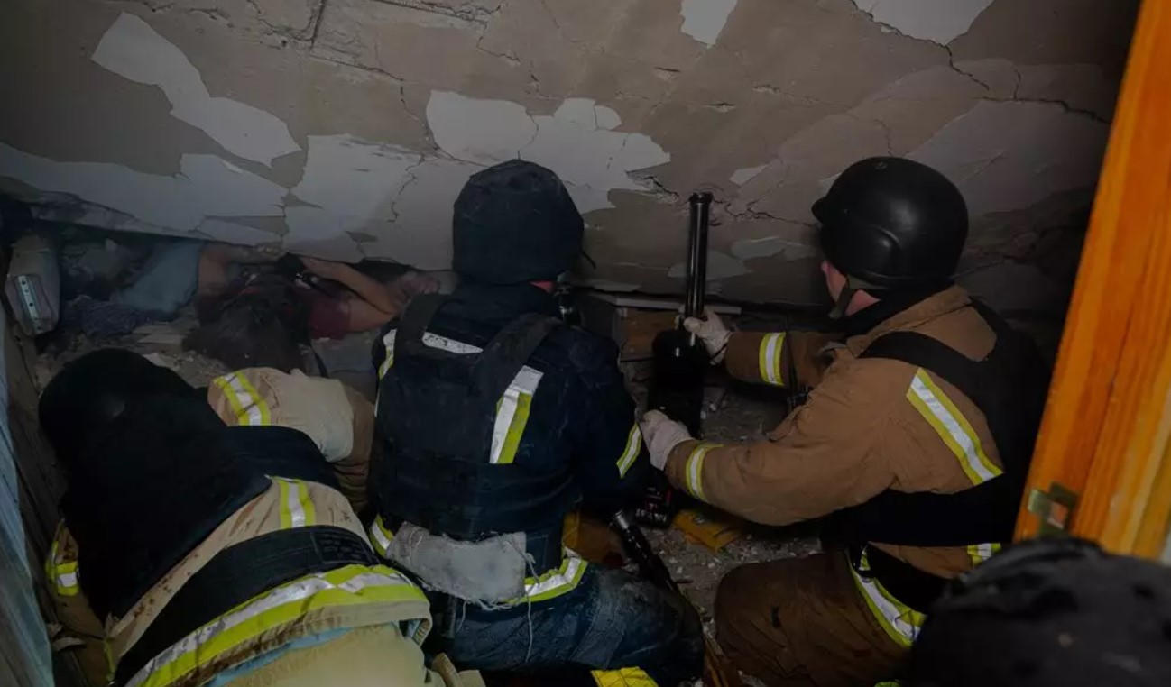 Дрон влетів у п’ятиповерхівку в Сумах, під завалами шукають 3 людей. Відео - фото 5