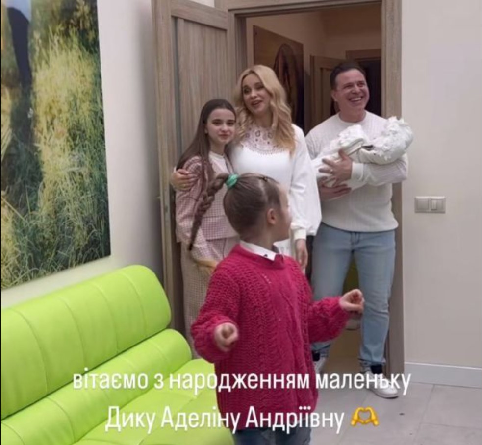 Лілію Ребрик з новонародженою донькою виписали з пологового - фото 2