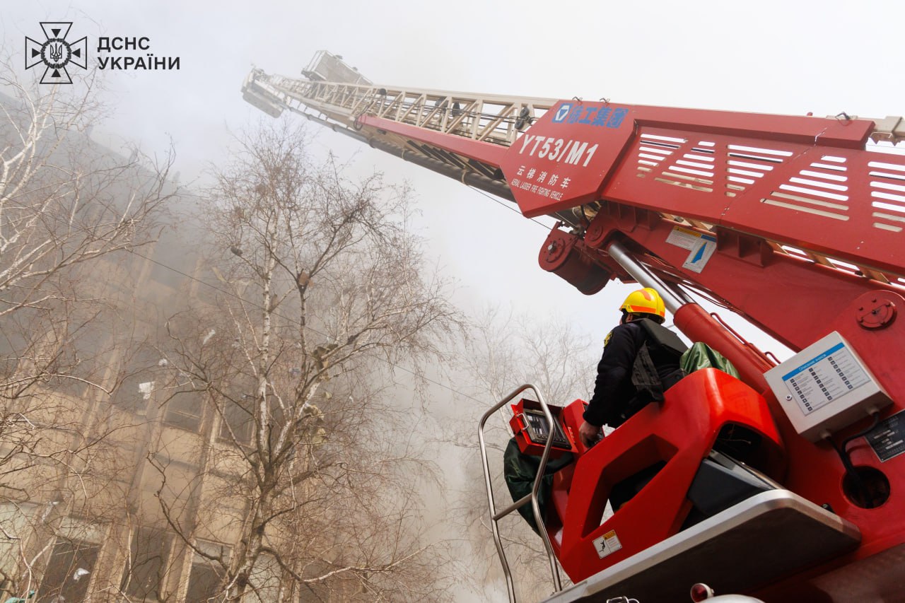 Удар по Харкову: площа пожежі збільшилася до 10 тис кв.м., виявлено ще одне тіло - фото 3