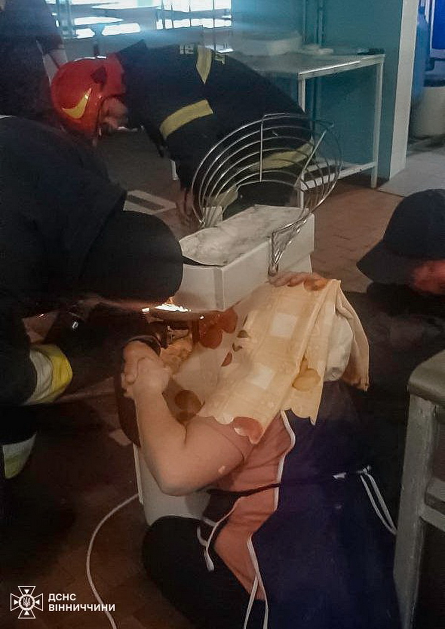 У Вінниці рятувальники допомогли жінці, рука якої застрягла в конструкції міксеру
