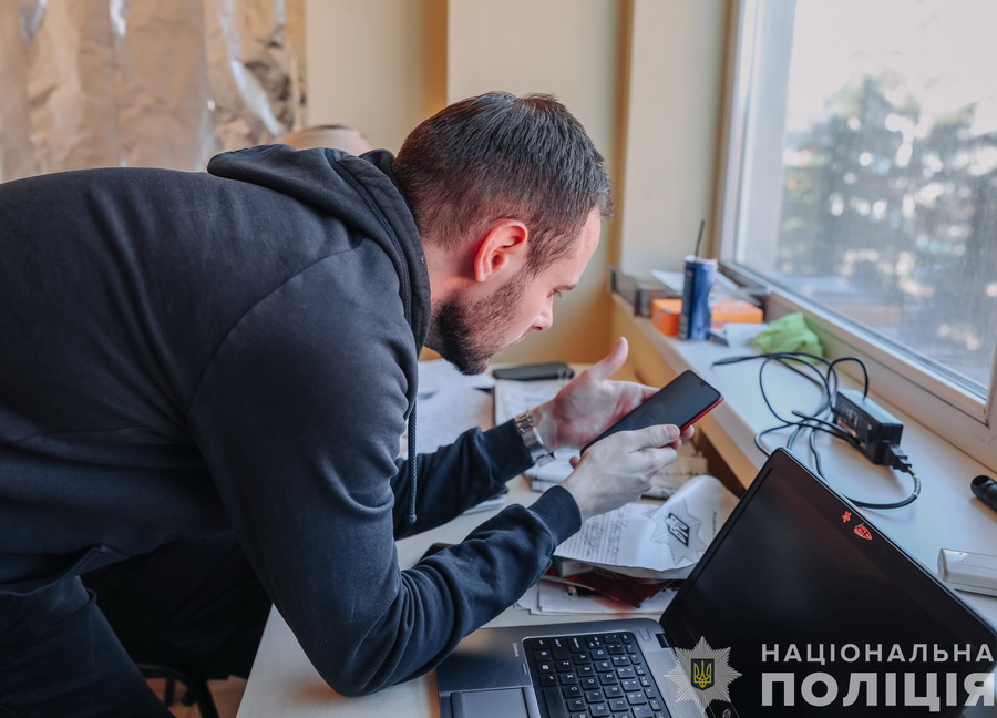 На Вінниччині проводили обшуки і викрили шахрайський call-центр - фото 3