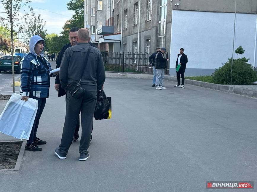 Черги біля ТЦК у Вінниці: військовозобов’язані приходять оновити дані - фото 2