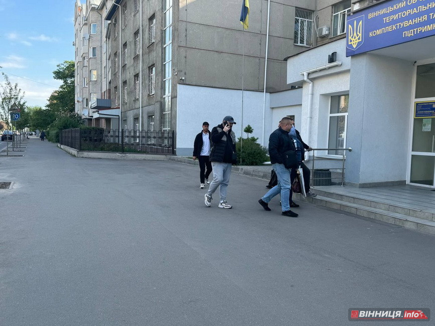 Черги біля ТЦК у Вінниці: військовозобов’язані приходять оновити дані - фото 4