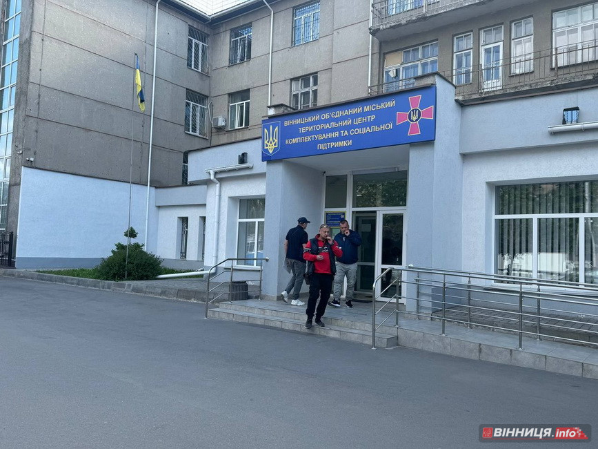 Черги біля ТЦК у Вінниці: військовозобов’язані приходять оновити дані - фото 5