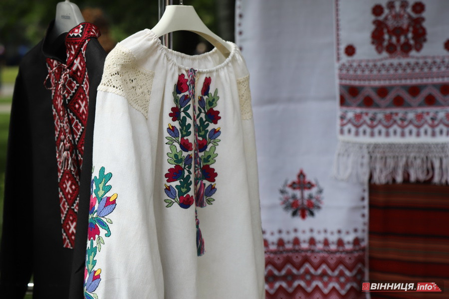 Вінничанка розповіла про різницю між вишиванкою та традиційною вишитою сорочкою