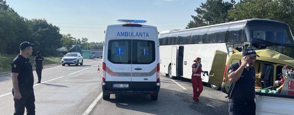 В Молдові автобус, що їхав до Києва, зіштовхнувся з легковиком. Є загиблі