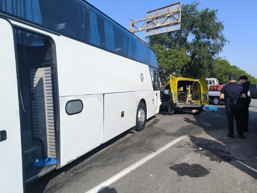 В Молдові автобус, що їхав до Києва, зіштовхнувся з легковиком. Є загиблі - фото 2