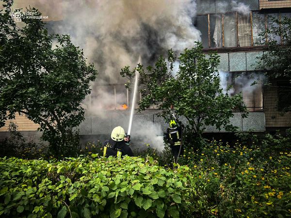 В столиці з палаючої квартири врятували чоловіка та чотирьох кошенят