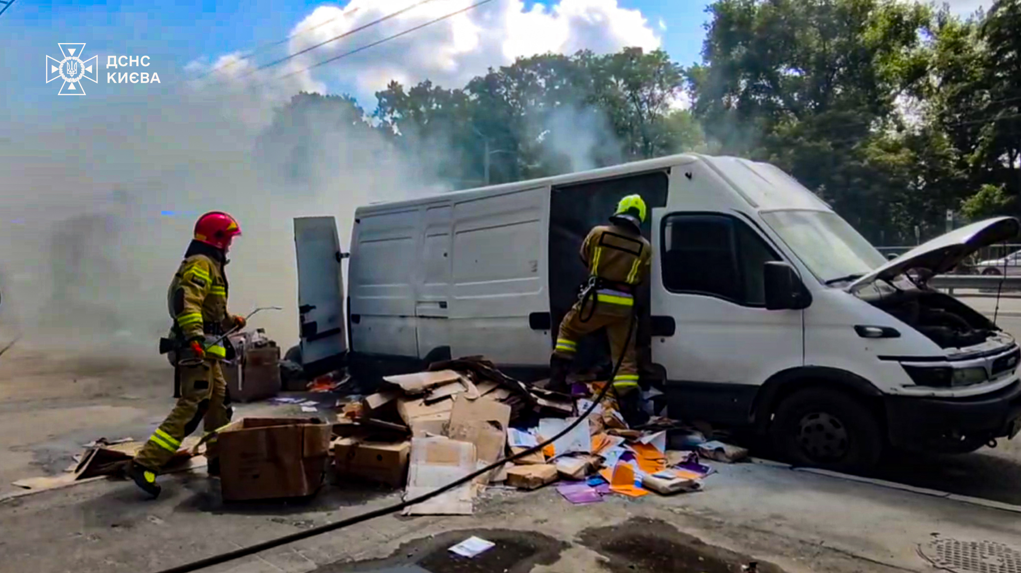 На дорозі в Києві загорівся мікроавтобус
