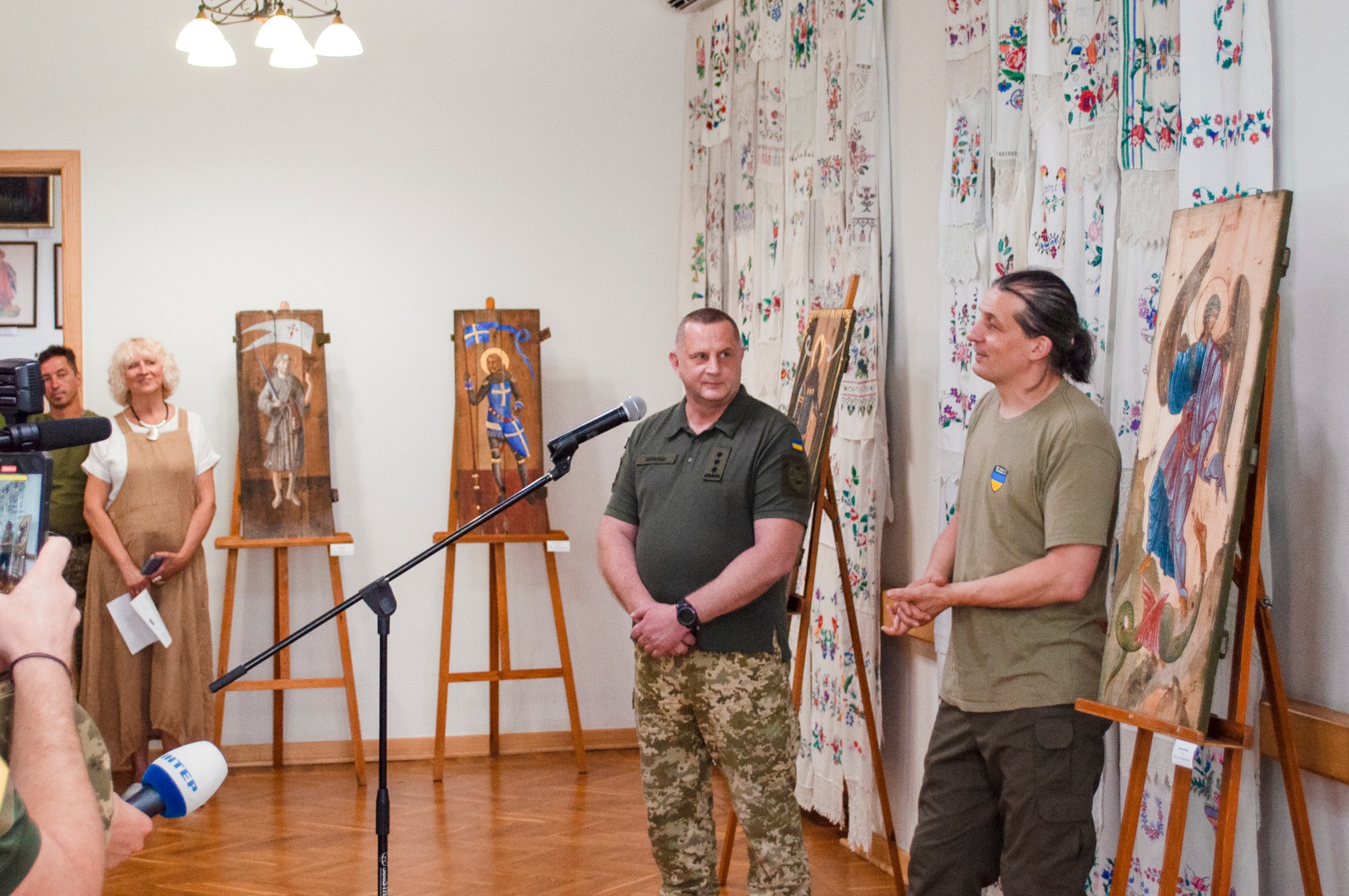 В черкаському музеї відкрили виставку «Святі воїни» - фото 2