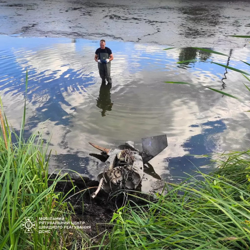 У Києві водолази-сапери вилучили з водойми залишки крилатої ракети