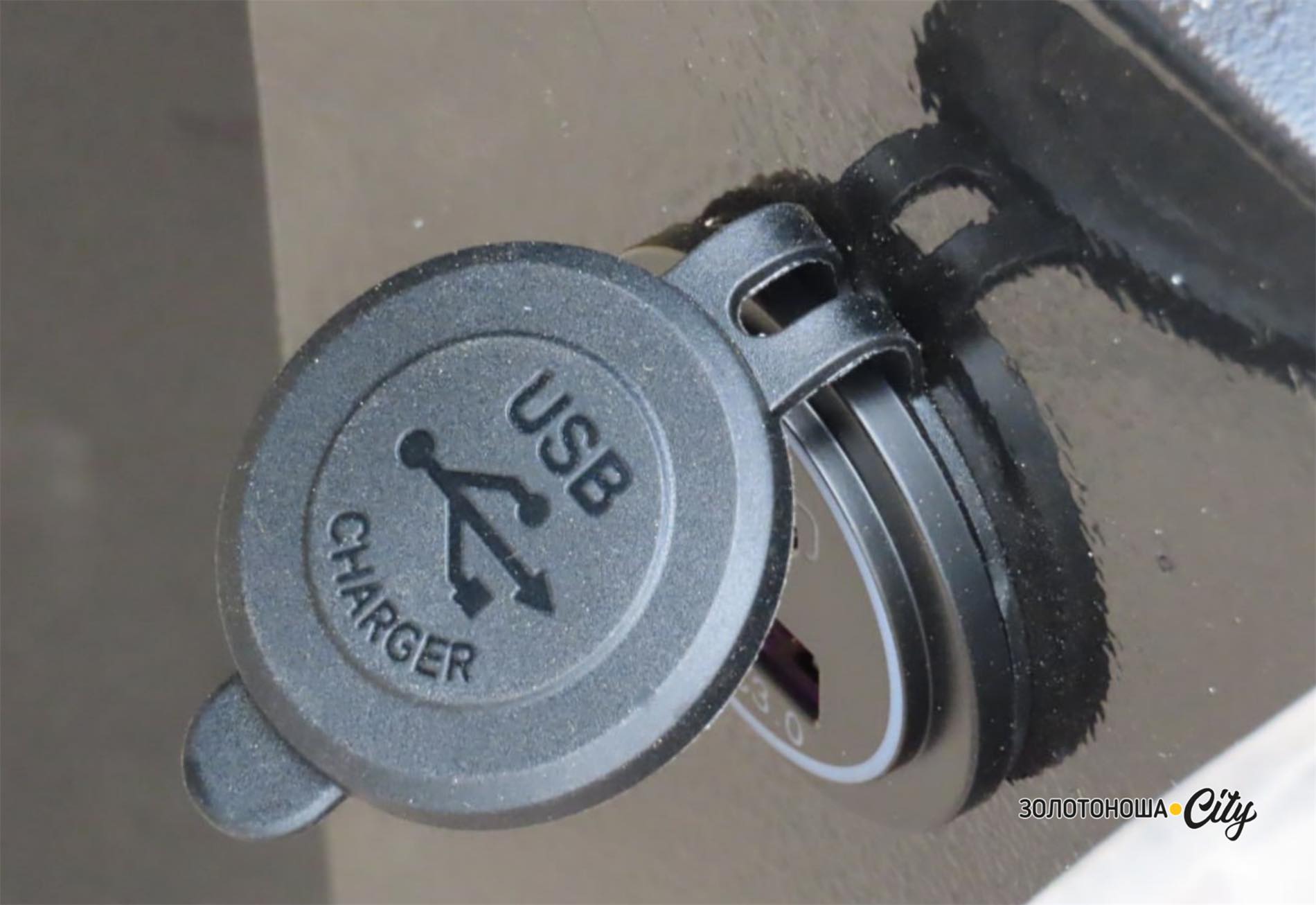 У Золотоноші встановили лавку з сонячними панелями та зарядкою для гаджетів