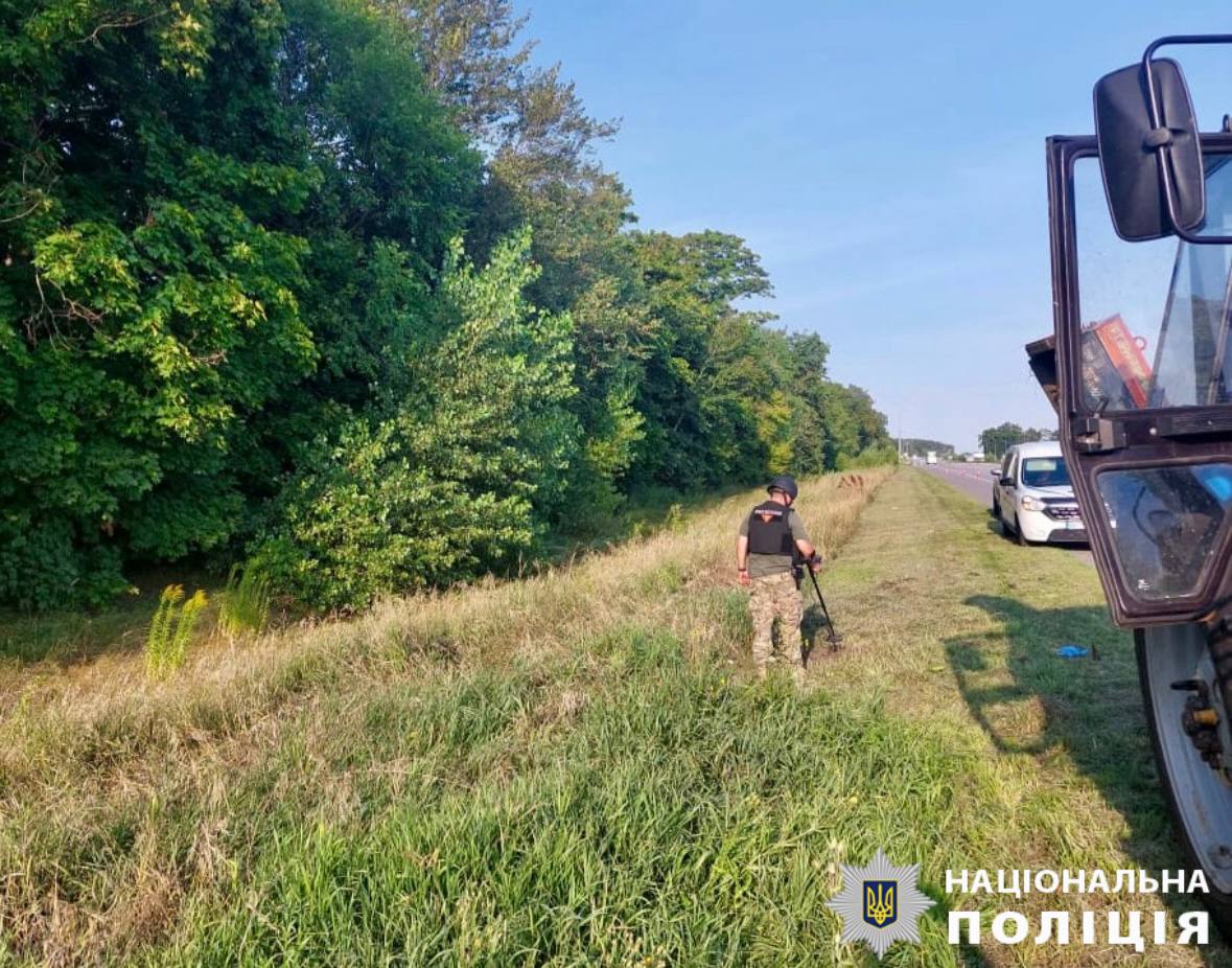 На Київщині на боєприпасі підірвався трактор