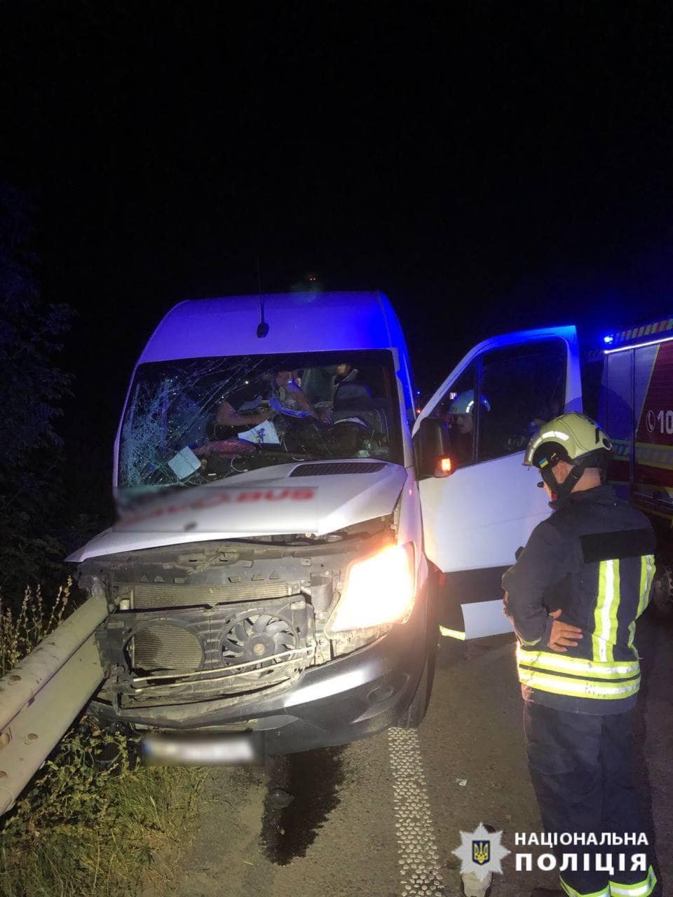 В Черкаській області мікроавтобус в'їхав у відбійник - фото 3