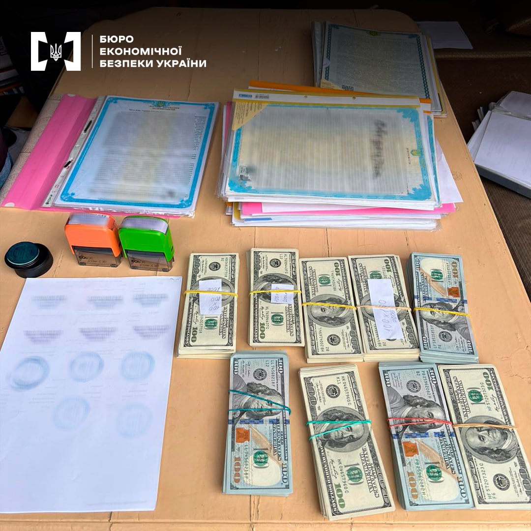 Детективи київського БЕБ виявили бухгалтера компанії, яка перевозила в багажнику 4,7 млн євро необлікованої готівки - фото 2
