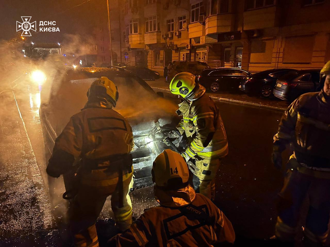 В Києві вночі горіли дві автівки