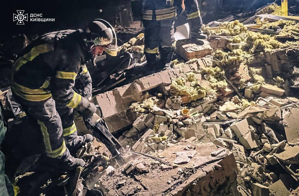 Тіла 4-річного сина і тата дістали з-під завалів будинку у Київській області - фото 3