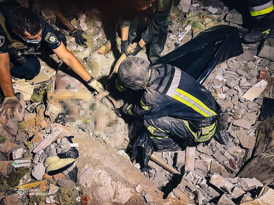 Тіла 4-річного сина і тата дістали з-під завалів будинку у Київській області - фото 2
