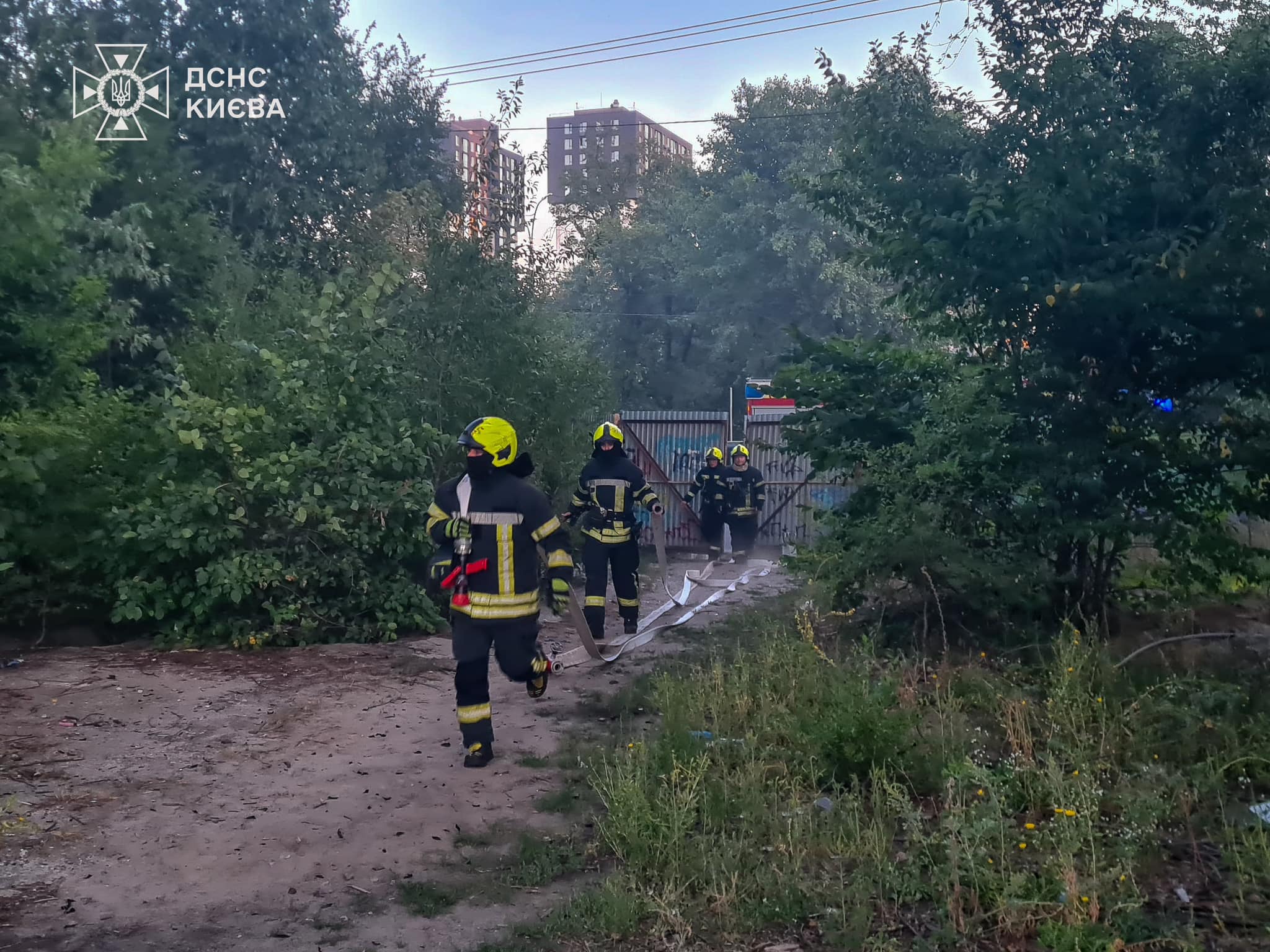 В столиці біля недобудови ліквідували пожежу на смітнику