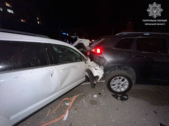 В Черкасах п'яний водій розтрощив п’ять припаркованих авто - фото 2