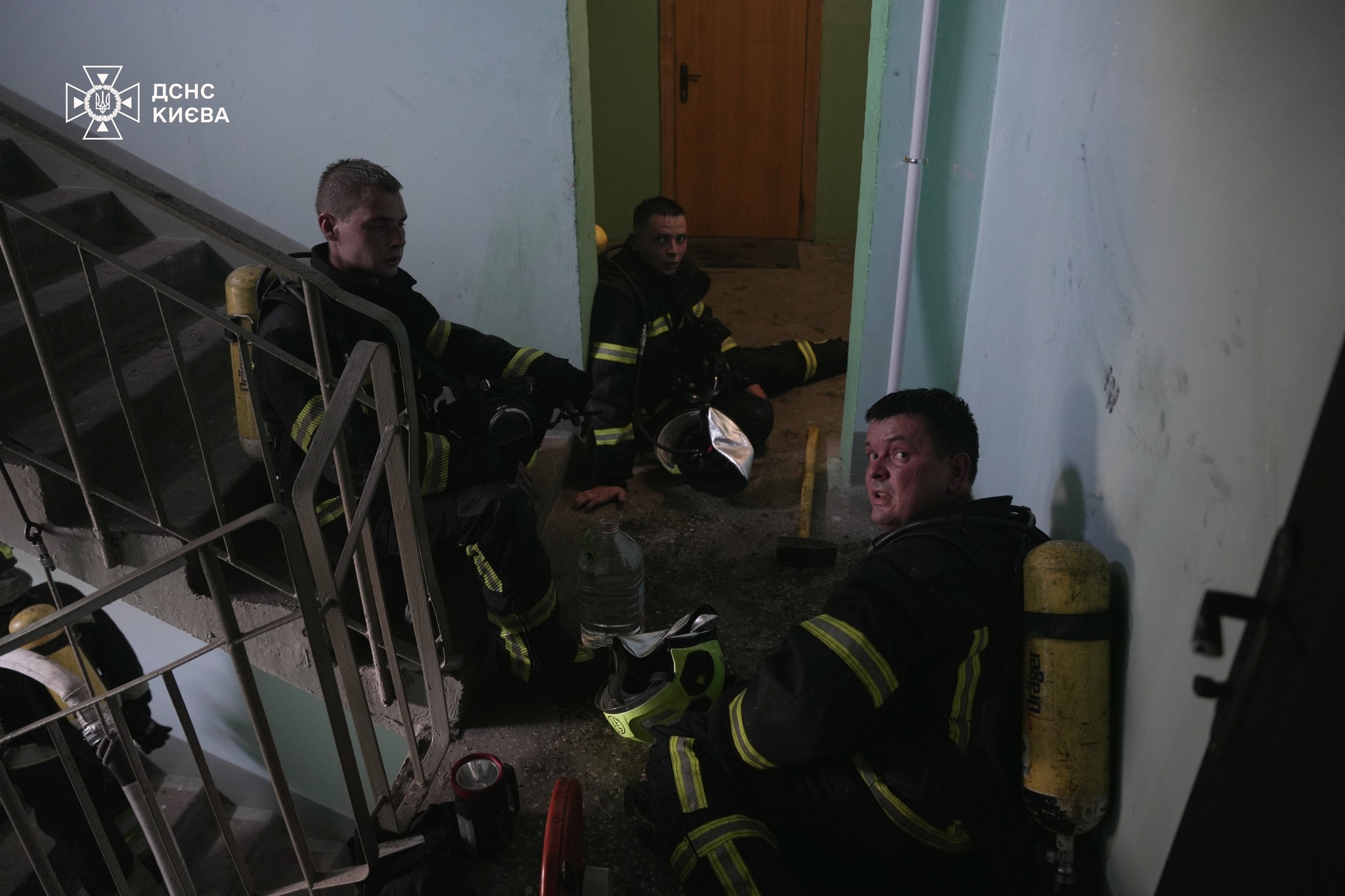 В Києві рятувальники під час пожежі врятували 10 людей та кота - фото 5
