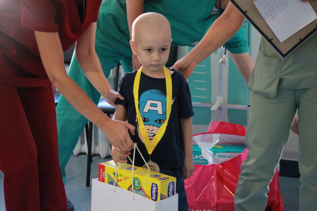 У Черкаському онкоцентрі після тривалого лікування виписали двох 4-річних пацієнтів