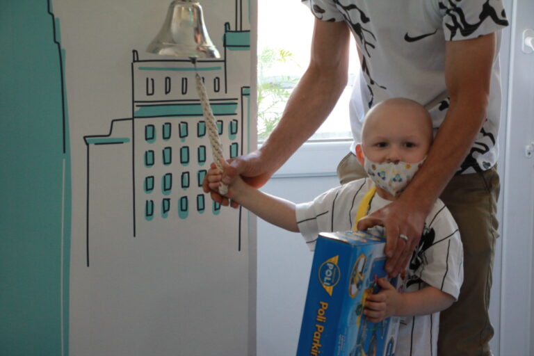 У Черкаському онкоцентрі після тривалого лікування виписали двох 4-річних пацієнтів - фото 2