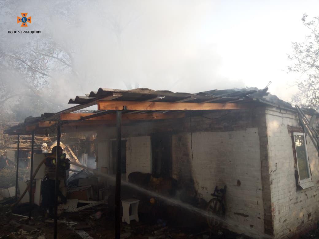 На Черкащині внаслідок ворожої атаки пошкоджено лінії електропередач, виникла пожежа у господарчій споруді